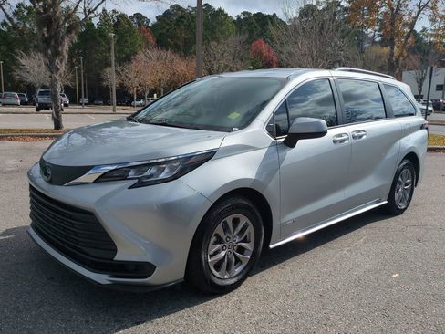 Used 2021 Toyota Sienna LE image 2