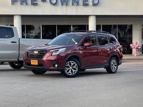Used 2023 Subaru Forester Premium image 2