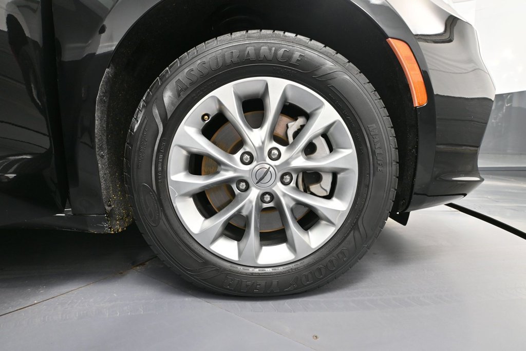 Used 2023 Chrysler Pacifica Touring-L AWD/4WD image 12
