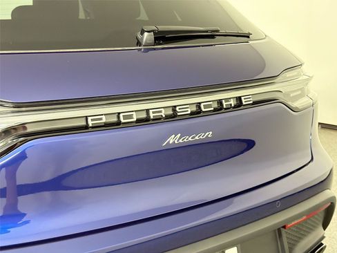 Certified 2026 Porsche Macan AWD/4WD image 17