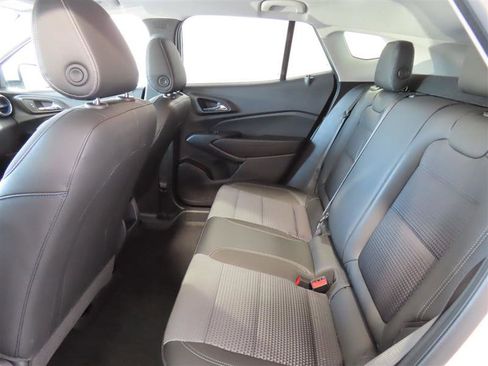 Used 2025 Chevrolet Trax LT w/ LT Convenience Package FWD image 30