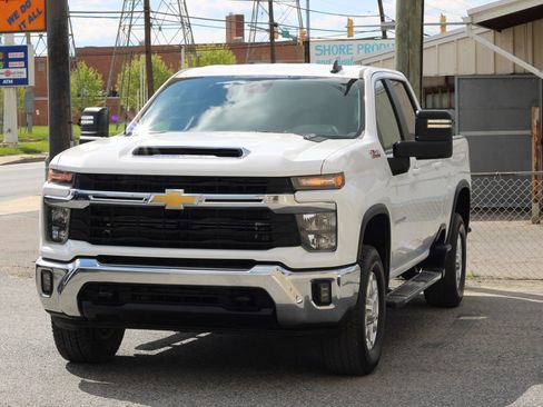 Used 2024 Chevrolet Silverado 2500 LT image 3