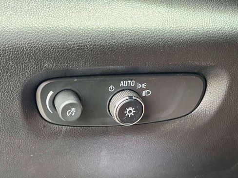 Used 2023 Chevrolet Traverse LT FWD image 21