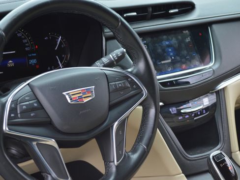 Used 2018 Cadillac XT5 FWD image 24