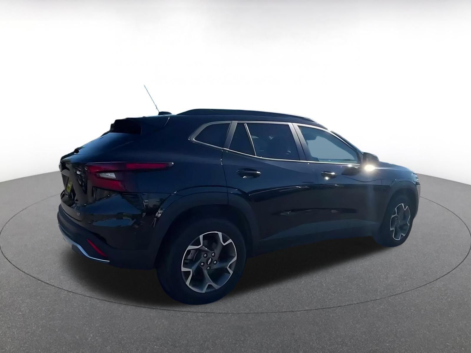 Used 2025 Chevrolet Trax LT FWD image 13