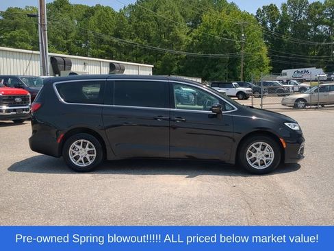 Used 2023 Chrysler Pacifica Touring-L FWD image 14