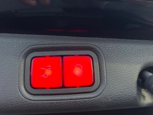 Used 2017 Mercedes-Benz E 300 4MATIC image 24