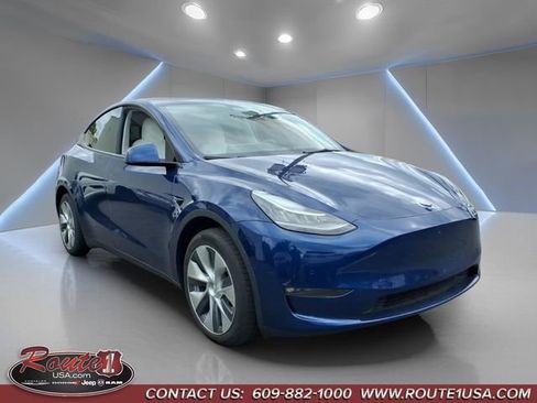 Used 2022 Tesla Model Y Long Range AWD/4WD image 1