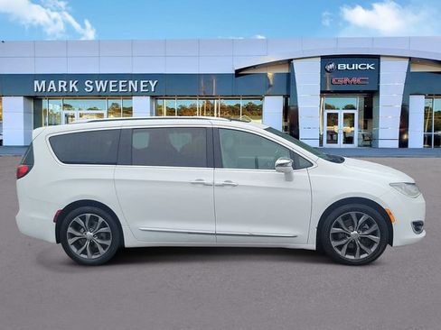 Used 2017 Chrysler Pacifica Limited w/ UConnect Theater Package FWD image 7