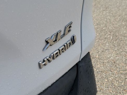Used 2021 Toyota RAV4 XLE AWD/4WD image 7