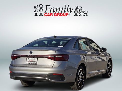 Used 2025 Volkswagen Jetta SE image 4