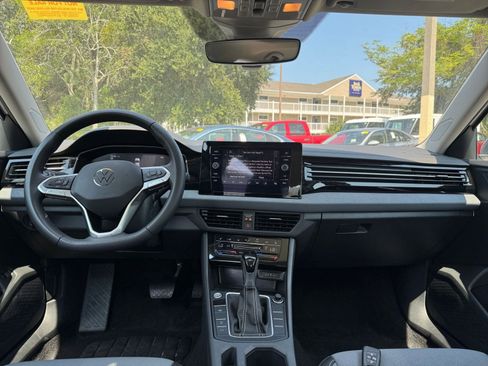 Used 2025 Volkswagen Jetta SE image 32