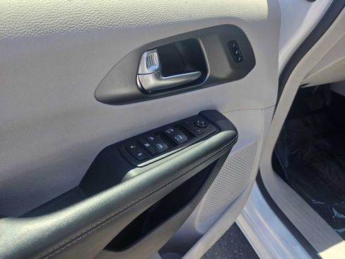Used 2024 Chrysler Pacifica Limited FWD image 20
