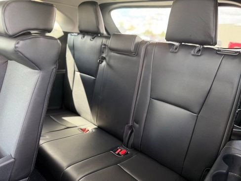Used 2021 Toyota Highlander XLE AWD/4WD image 25