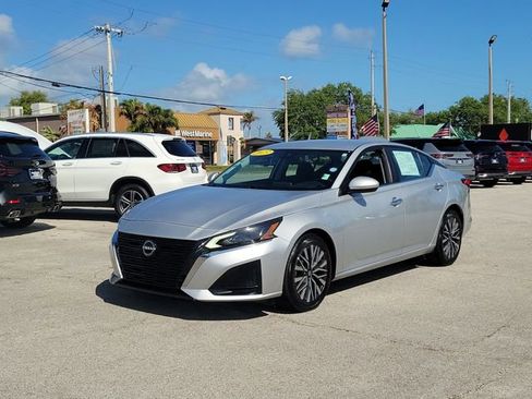 Used 2023 Nissan Altima 2.5 SV image 3