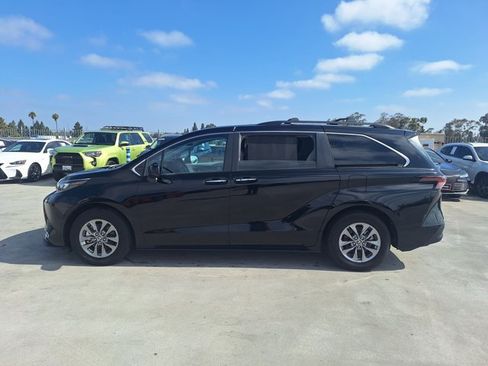 Used 2024 Toyota Sienna XLE w/ XLE Plus Package AWD/4WD image 8