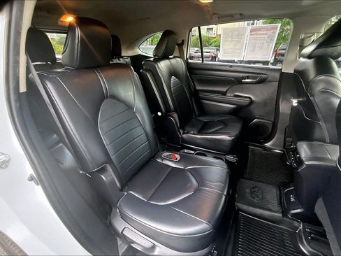 Used 2023 Toyota Highlander XLE AWD/4WD image 26