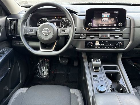 Used 2024 Nissan Pathfinder S image 2