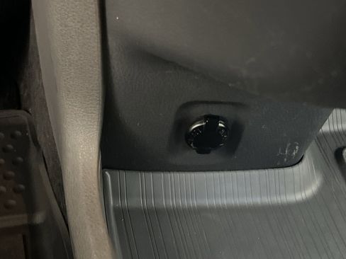 Used 2021 Toyota Sienna XLE image 32