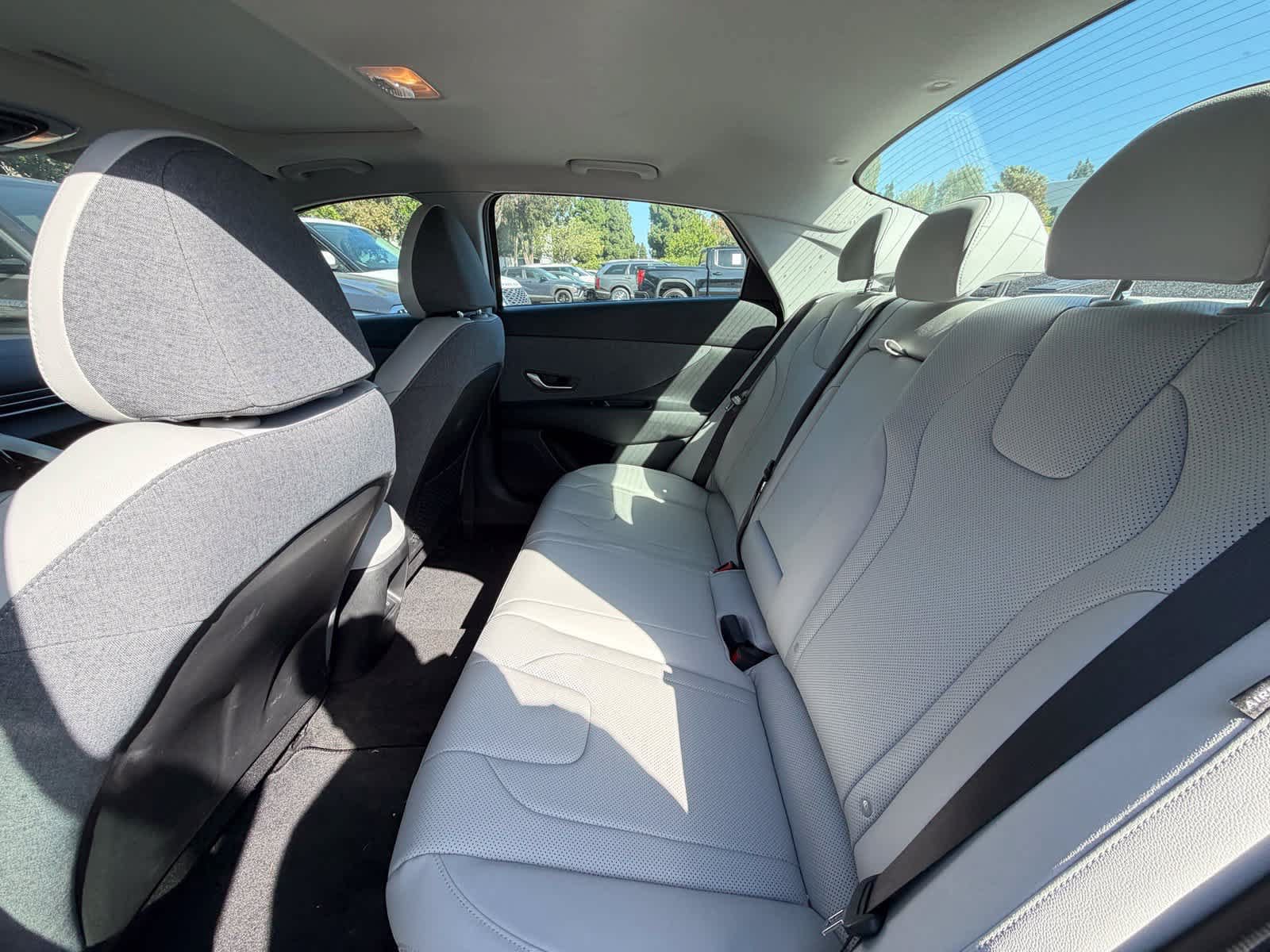 Used 2025 Hyundai Elantra Limited FWD image 5
