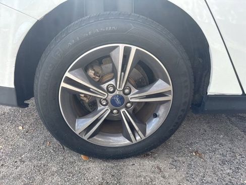 Used 2018 Ford Focus SE w/ SE Appearance Package FWD image 10