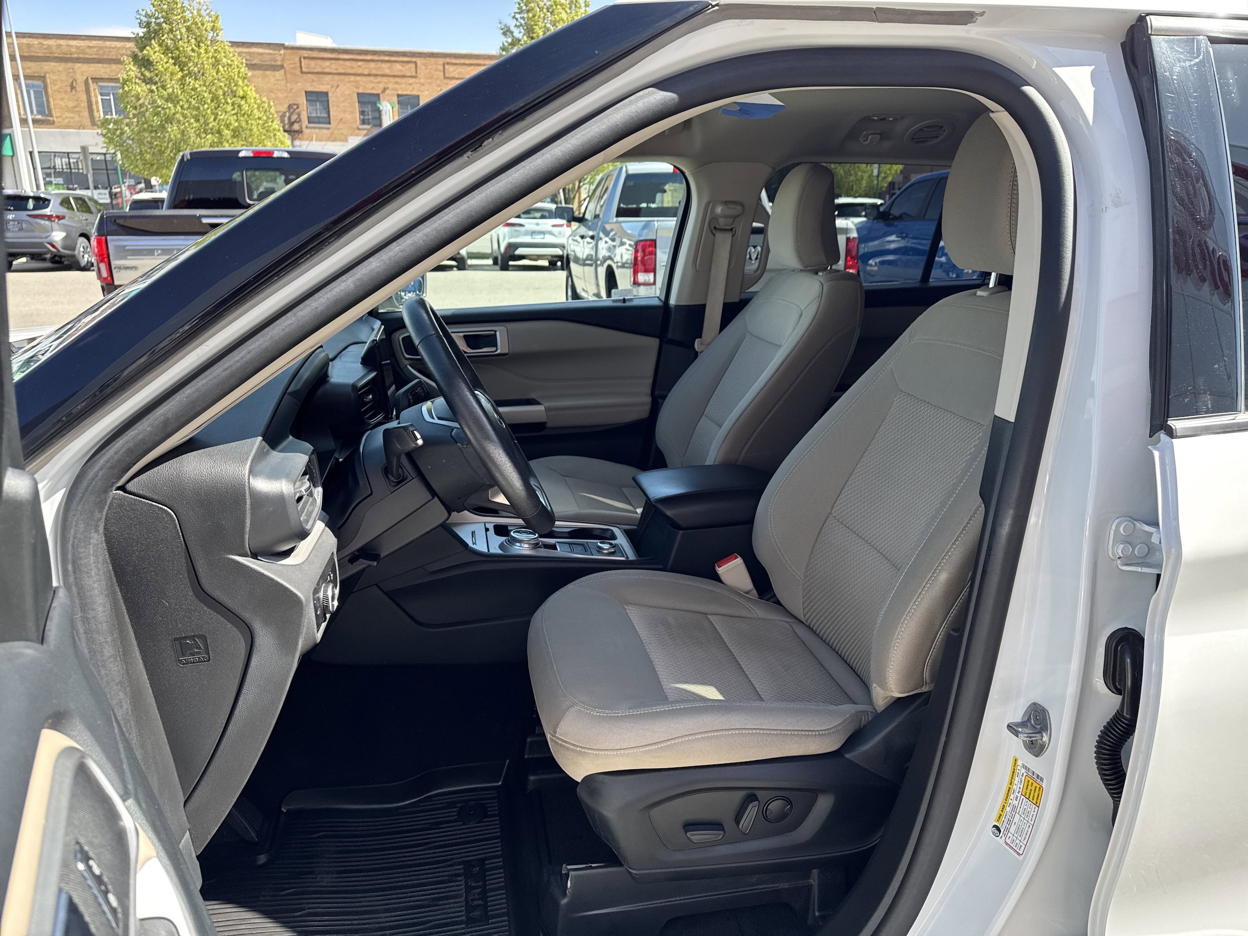 Used 2023 Ford Explorer XLT AWD/4WD image 10