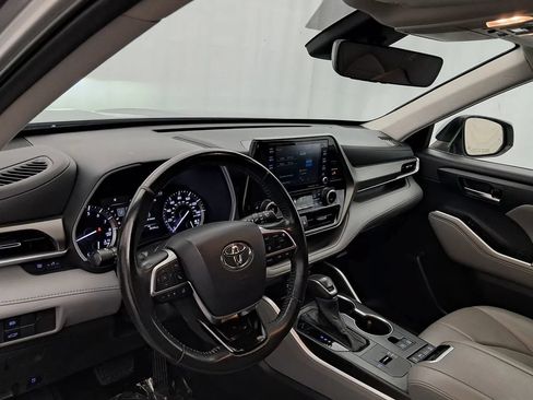 Used 2021 Toyota Highlander XLE FWD image 5