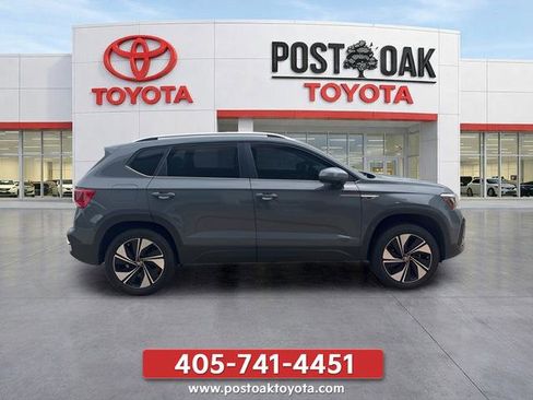 Used 2024 Volkswagen Taos SE w/ Panoramic Sunroof Package AWD/4WD image 11
