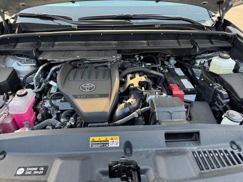 Used 2024 Toyota Highlander LE AWD/4WD image 15