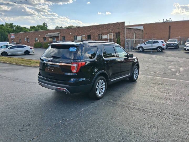 Used 2017 Ford Explorer XLT w/ Equipment Group 202A FWD image 5