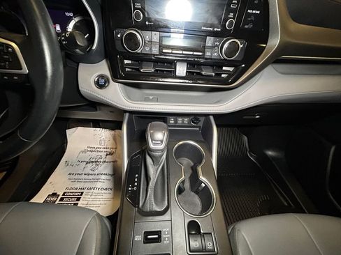 Used 2022 Toyota Highlander XLE image 11