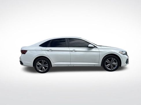 Used 2024 Volkswagen Jetta SE FWD image 4