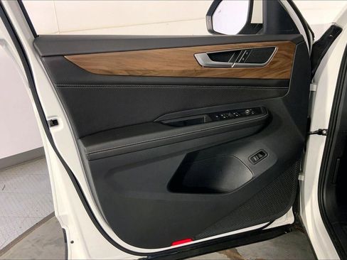Used 2025 Volkswagen Atlas SE AWD/4WD image 24
