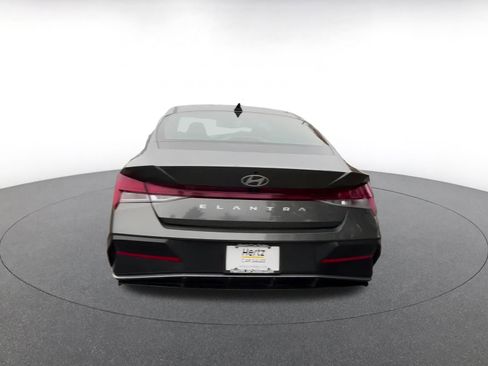 Used 2025 Hyundai Elantra SEL image 12