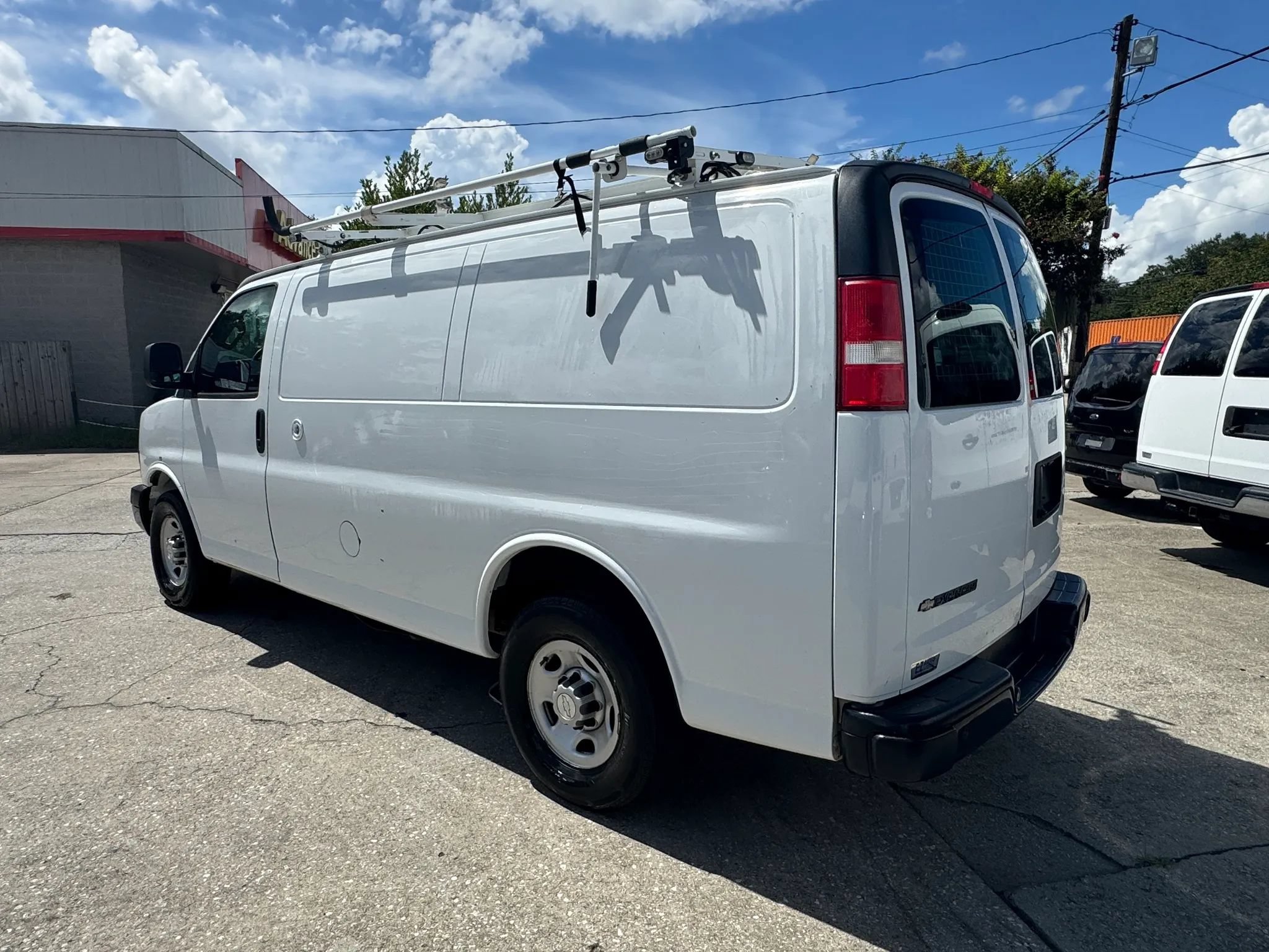 Used 2018 Chevrolet Express 2500 w/ Driver Convenience Package RWD image 7