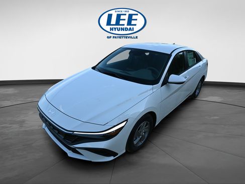 Certified 2025 Hyundai Elantra SE FWD image 5
