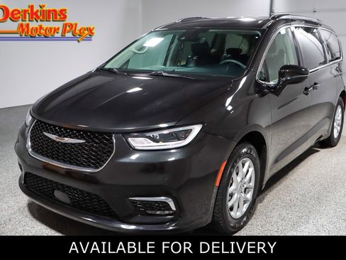 Used 2022 Chrysler Pacifica Touring-L image 1