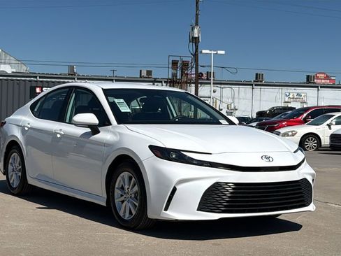 Used 2025 Toyota Camry LE image 3