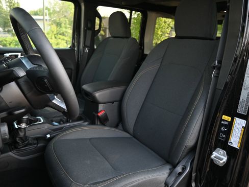 Used 2025 Jeep Wrangler Sahara image 6