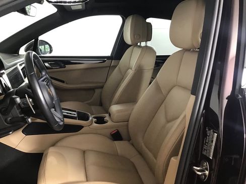 Certified 2023 Porsche Macan Turbo image 5