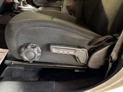 Used 2022 Jeep Wrangler Unlimited Rubicon AWD/4WD image 13