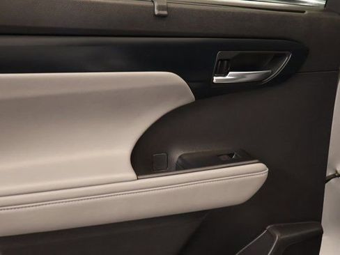 Used 2022 Toyota Highlander XLE image 28