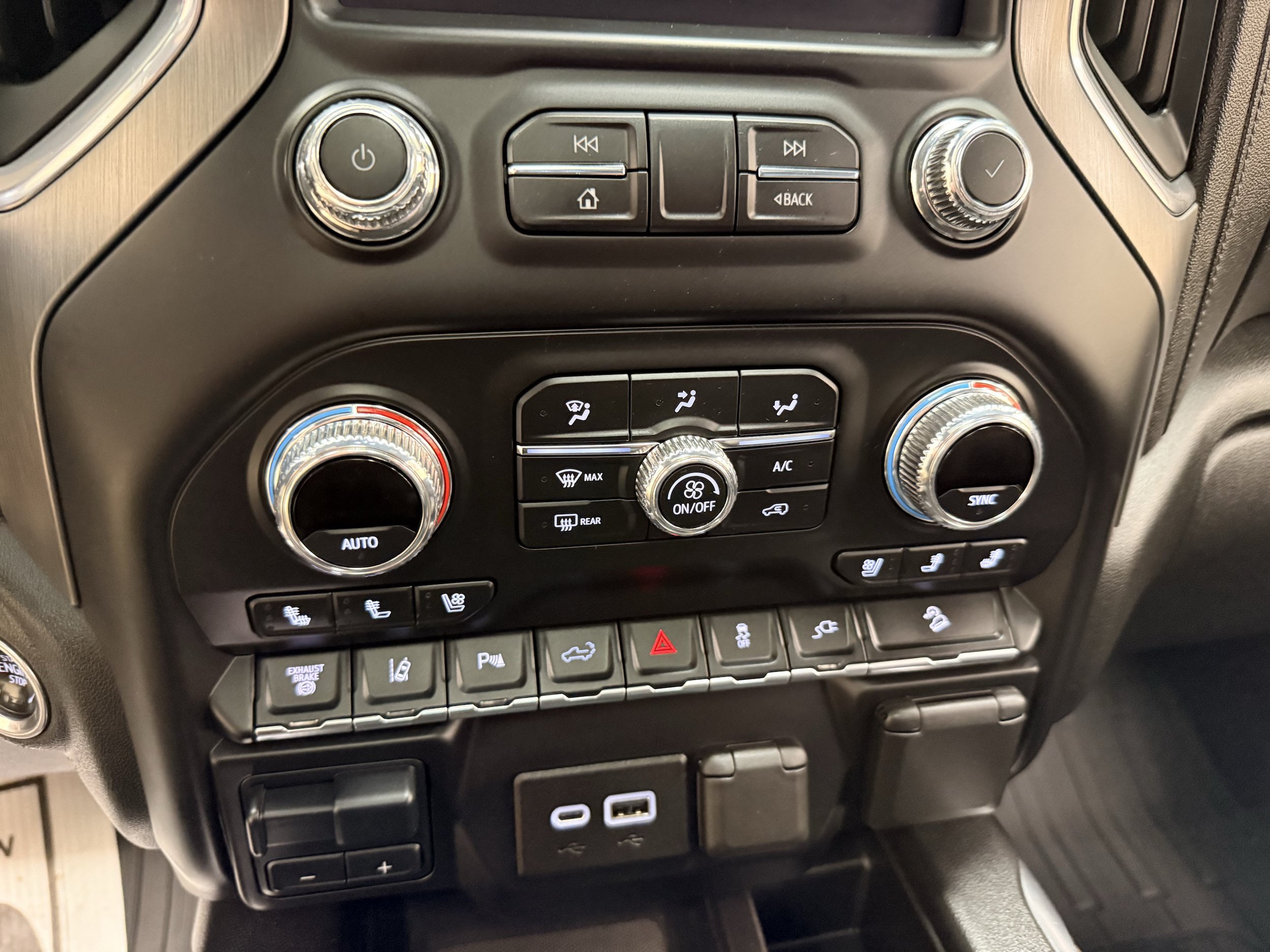 Used 2022 GMC Sierra 3500 Denali w/ Denali Ultimate Package AWD/4WD image 33