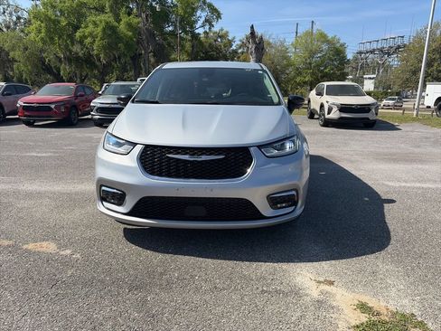Used 2024 Chrysler Pacifica Touring-L FWD image 2