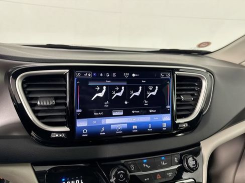 Used 2023 Chrysler Pacifica Touring-L FWD image 8