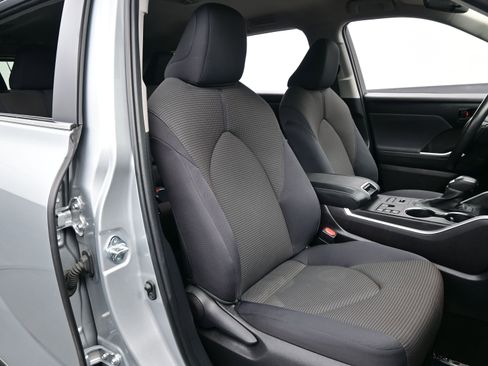 Used 2024 Toyota Highlander LE AWD/4WD image 14