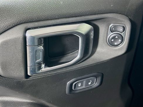 Used 2025 Jeep Gladiator Rubicon w/ Convenience Group image 17