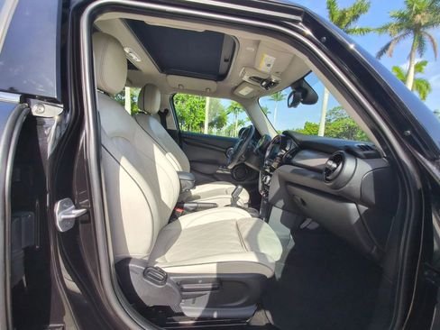 Used 2020 MINI Cooper 4-Door Hardtop w/ Signature Upholstery Package image 31