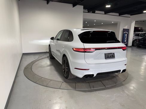 Used 2022 Porsche Cayenne image 9