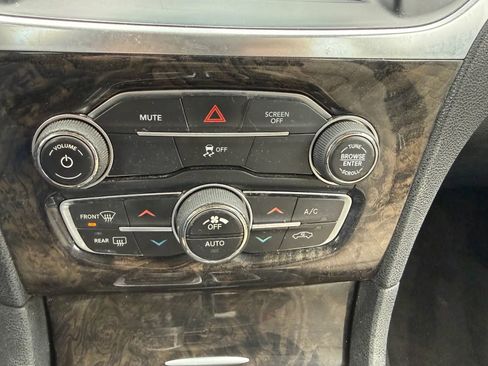 Used 2018 Chrysler 300 Limited image 19